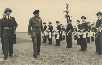 196578 Inspectie van de militaire ere-wacht op vliegveld Welschap, 07-05-1949