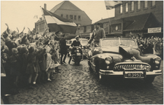 196603 Begroeting door de bevolking met op de achtergrond het oude station, 07-05-1949