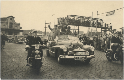 196604 Begroeting door de bevolking, met op de achtergrond de loopbrug over het spoor, 07-05-1949