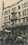 196606 Begroeting door de bevolking gezien in de richting van hotel 't Silveren Seepaerd waar generaal Montgomery op ...