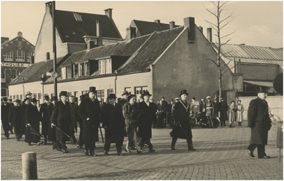 196844 De opening van het nieuwe stadhuis: vertrek van Stratumsedijk naar Stadhuisplein door gemeente-ambtenaren en ...