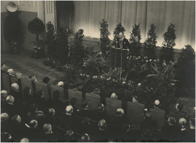 196851 De opening van het nieuwe stadhuis: het houden van een toespraak door burgemeester Kolfschoten, 19-01-1952