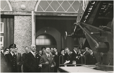 196893 De opening van de brandweerkazerne aan de Edenstraat: rondleiding langs het wagenpark met rechts een stukje van ...