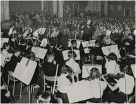  Een serie van 8 foto's betreffende het bezoekdoor leden van de London school symphony orchestra aan Eindhoven, 22-04-1954