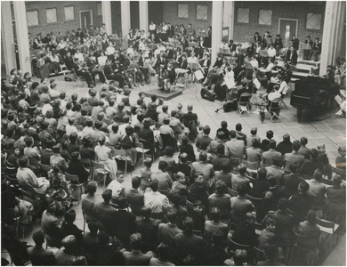 197102 Het geven van een concert in het Van Maerlantlyceum voor de Eindhovense jongeren, 22-04-1954