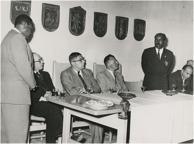  Een serie van 3 foto's betreffende het bezoek van het nationale voetbal elftal uit Ethiopië, 22-07-1954