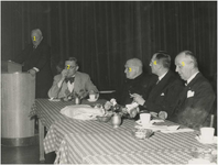 197166 Het houden van een toespraak van P. van der Putt, oud wethouder van Onderwijs. Aan tafel v.l.n.r.: 1. P. van der ...