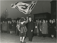 197169 Het vendelzwaaien ter begroeting van burgemeester Kolfschoten, 13-11-1954