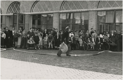  Een serie van 4 foto's betreffende het bezoek van invalide kinderen aan de nieuwe brandweerkazerne, 29-07-1954