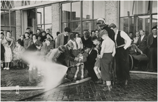 197174 Het demonstreren van het spuiten met een brandslang door de brandweer, 29-07-1954