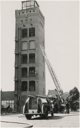 197175 Het demonstreren van de ladderwagen en spuitwagen door de brandweer, 29-07-1954