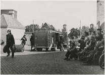 197176 Demonstreren van de spuitwagen door de brandweer, 29-07-1954