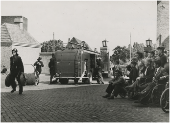 197176 Demonstreren van de spuitwagen door de brandweer, 29-07-1954