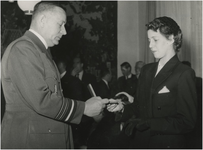  Een serie van 5 foto's betreffende het uitreiken van de postume ere-medaille voor B.W. Schippers, 03-02-1955