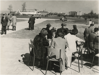 197199 Waarschijnlijk de opening van de helihaven aan de Boutenslaan. Met in het midden aan tafel burgemeester ...