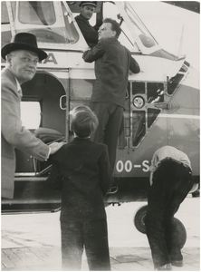 197201 Sabena helicopter met de voorgrond burgemeester Kolfschoten en zijn zoon Richard, erin dhr Blondiaan en daarvoor ...