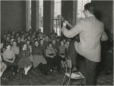  Een serie van 4 foto's betreffende de eerste 'culturele les' gehouden in de St. Marguaritaschool, 25-02-1955