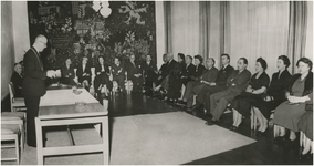 197305 Het toespreken van burgemeester Kolfschoten tijdens de opening van het congres, 30-03-1955