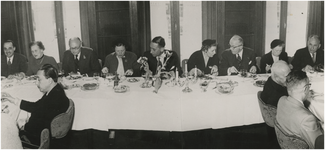 197307 Het diner met vijfde van links mevr Kolfschoten en vijfde van rechts burgemeester Kolfschoten, 30-03-1955