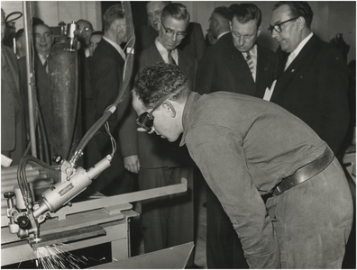  Een serie van 3 foto's betreffende de opening van de sociale werkplaats, 12-12-1955