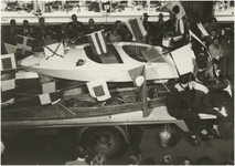 197329 Een speedboot op een wagen in de optocht, 23-06-1956 - 23-06-1955