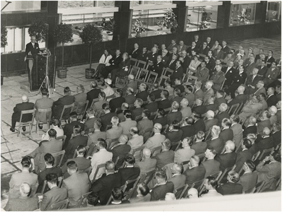  Een serie van 8 foto's betreffende de opening van het stationsgebouw, 10-08-1956