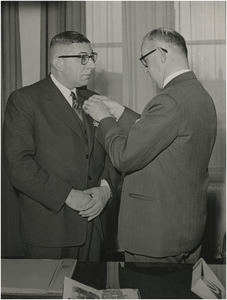  Een serie van 3 foto's betreffende de benoeming van wethouder Gijzels tot officier van Oranje Nassau, 28-04-1956