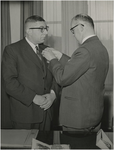  Een serie van 3 foto's betreffende de benoeming van wethouder Gijzels tot officier van Oranje Nassau, 28-04-1956