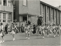 197407 Optocht van schooljeugd voor het stadhuis. Bij de hoofdingang bekijkt onder andere burgemeester Kolfschoten het ...