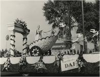  Een serie van 4 foto's betreffende een bloemencorso gehouden ter gelegenheid van de bevrijdingsweek, 22-09-1956