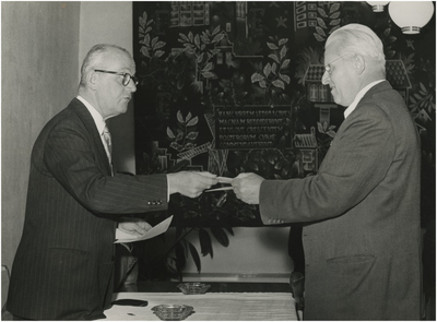 197425 Het overhandigen van de cultuurprijs van 1956 aan beeldhouder prof. Wenckebach door burgemeester Hans ...