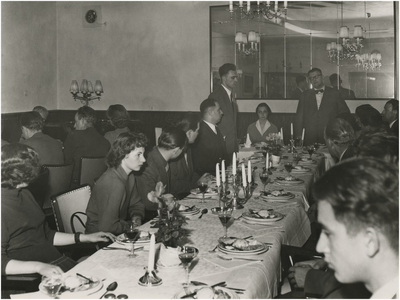  Een serie van 3 foto's betreffende het bezoek van de Hongaarse vluchtelingen aan Eindhoven, 07-12-1956
