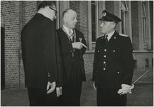  Een serie van 25 foto's betreffende het afscheid nemen van H.A.M.T. Kolfschoten burgemeester van Eindhoven, 01-1957 - ...