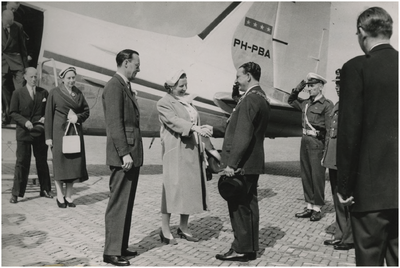  Een serie van 4 foto's betreffende het bezoek van koningin Juliana en prins Bernhard aan Philips, 14-05-1957 - 17-05-1957