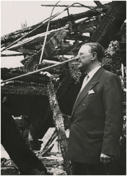 197490 Burgemeester Van Rooy bezoekt de net afgebrande vleugel, 23-05-1957