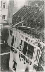 197494 Aansluiting van het stenen gebouw met het uitgebrande houten bijgebouw, 23-05-1957
