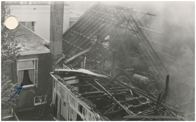 197495 Bovenzijde van de aansluiting van het stenen gebouw met het uitgebrande houten bijgebouw, 23-05-1957
