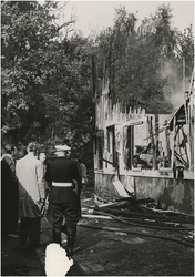 197498 Het bekijken van de brandschade, 23-05-1957