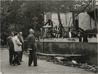 197499 Het bekijken van de brandschade door burgemeester Van Rooy (tweede van links), 23-05-1957