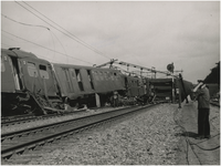  Een serie van 5 foto's betreffende de ravage na het treinongeluk tussen twee personentreinen op het traject ...