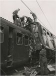 197513 Werkzaamheden aan de bedrading boven de trein, 12-08-1957