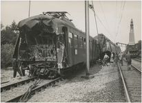 197515 Achterkant van ontspoorde trein, 12-08-1957