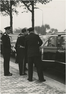  Een serie van 24 foto's betreffende het bezoek koningin Juliana aan Eindhoven ter ere van de opening van de tweede ...