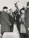 197592 Kranslegging bij het Bevrijdingsmonument door leden van de Nederlandse Bond van Oud-Strijders tijdens hun reis ...