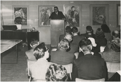 197594 Het uitreiken van de Aanmoedigingsprijs van de Gemeente Eindhoven aan kunstenaar Jacques Slegers door wethouder ...