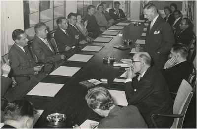 197617 Het vergaderen door leden van de vereniging Veilig Verkeer, 05-03-1958
