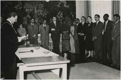  Een serie van 3 foto's betreffende het bezoek delegatie 'Justice of social studies', 24-03-1958