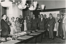  Serie van 3 foto's betreffende het bezoek van de Tweede Kamer commissie voor Volkshuisvesting, 04-07-1958