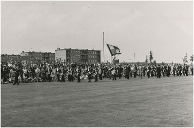 197643 De opening van sportpark De Doornakkers: het optreden van een muziekgezelschap, 06-07-1955