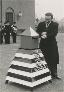197655 Het uitreiken van een prijs voor het beste idee uit de ideeënbus voor Veilig Verkeer door burgemeester Charles ...